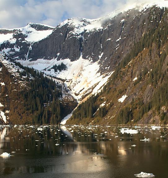 Una de las impresionantes montañas del Fiordo cubiertas de Nieve incluso en verano